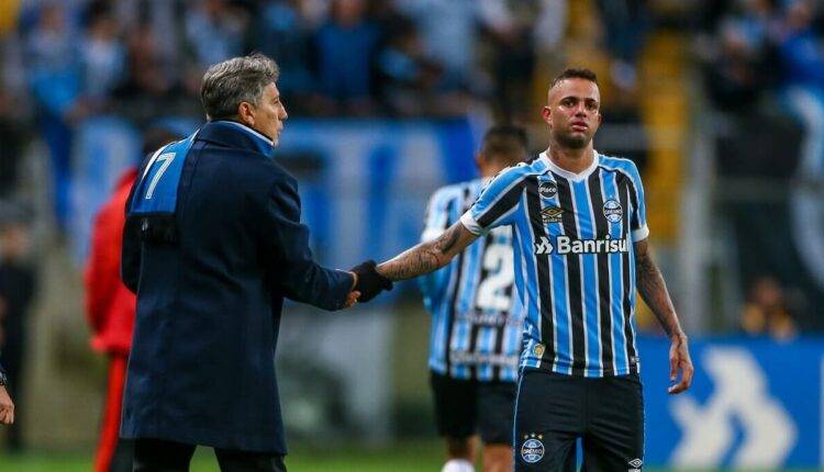 Renato ao lado de Luan no Grêmio