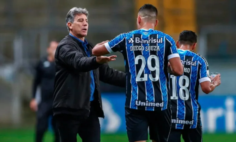 Diego Souza diz estar estudando para ser treinador e quer "estágio" com Renato: "Vou voltar" Renato e Diego Souza no Grêmio
