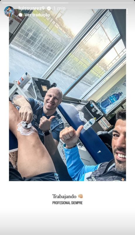 Suárez publica foto tratando o joelho direito no CT do Grêmio e diz ser "profissional sempre"