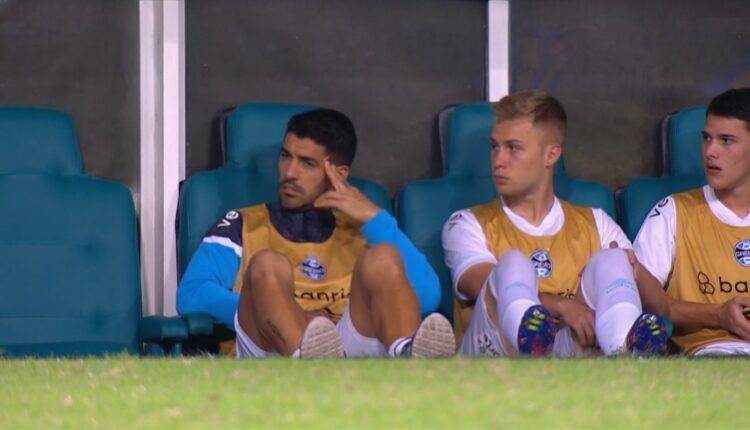 Suárez no banco do Grêmio