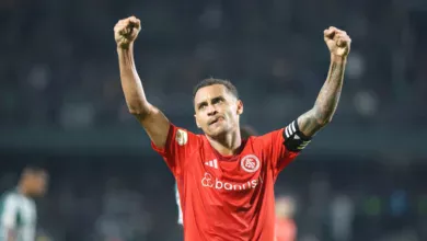 O motivo da reclamação de Alan Patrick no intervalo e a justificativa do árbitro em súmula Alan Patrick fica suspenso pelo Inter