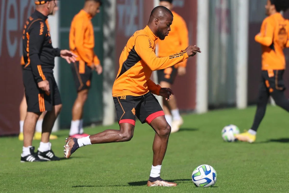 Em nova entrevista, Enner Valencia indica ver com bons olhos a dupla com Luiz Adriano no Inter Enner Valencia aguarda a estreia no Inter