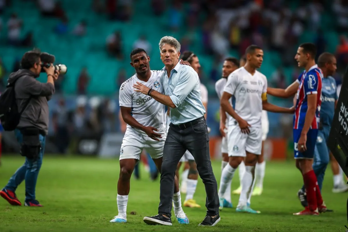 "Vai ter volta": repórter flagra "encarada" de Renato Portaluppi ao banco de reservas do Bahia Renato viu o Grêmio empatar com o Bahia