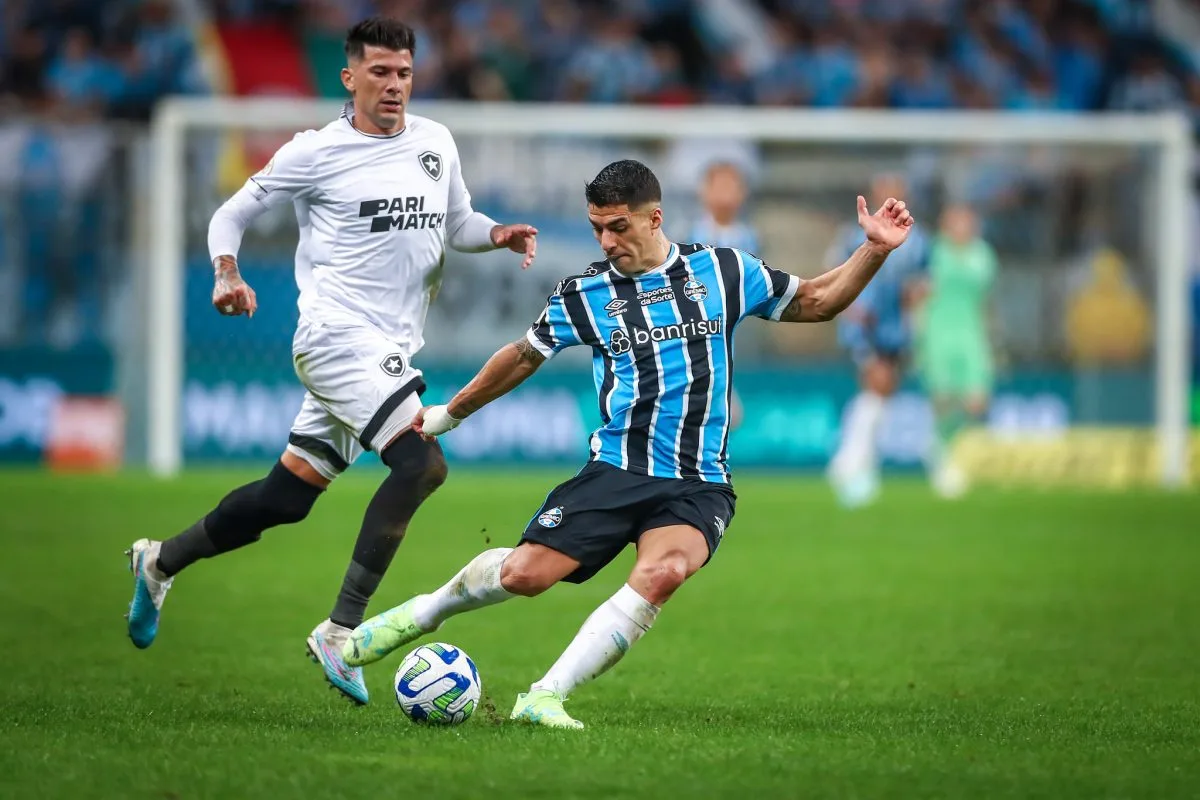 Suárez em ação pelo Grêmio contra o Botafogo
