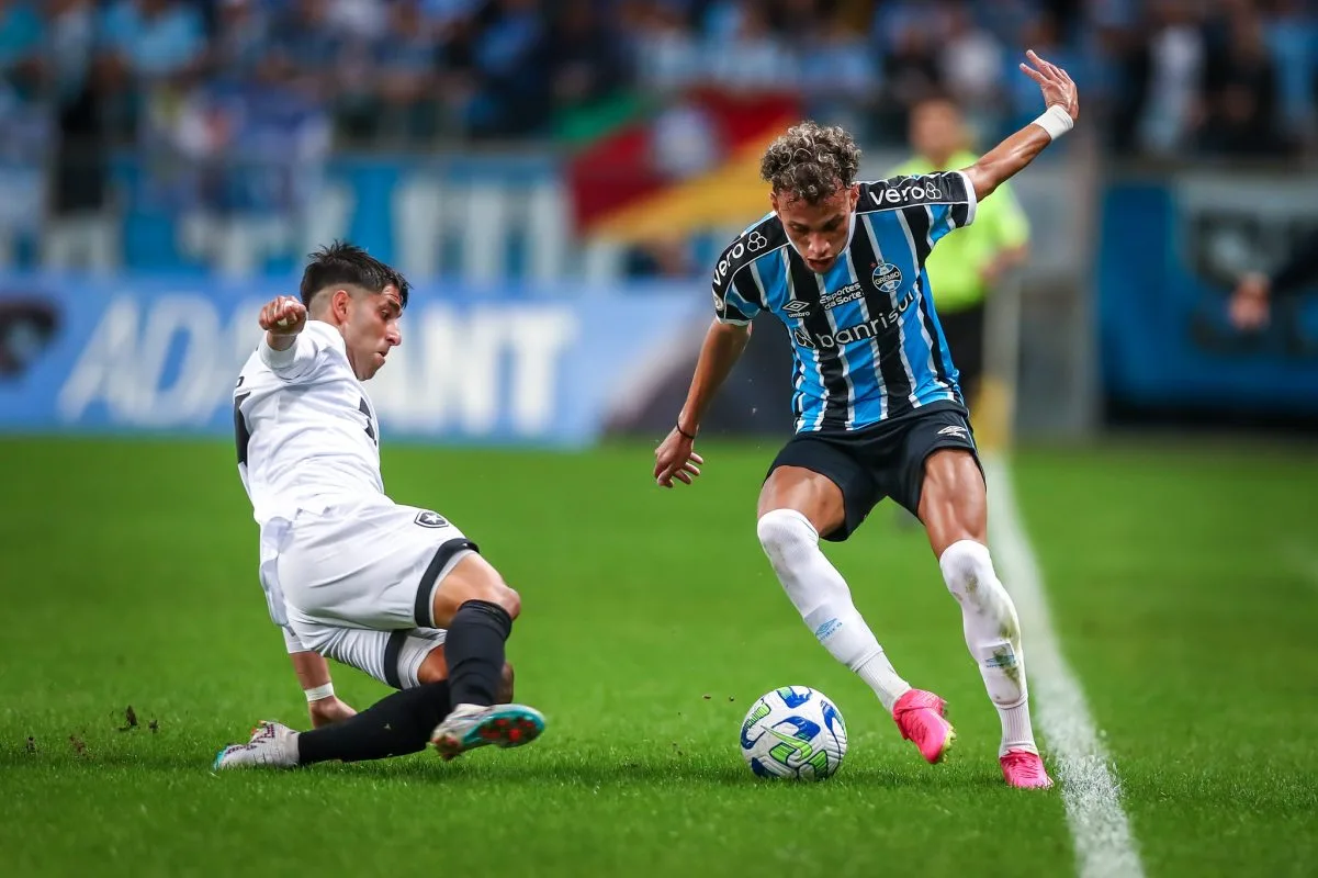 Bitello em lance pelo Grêmio de Renato