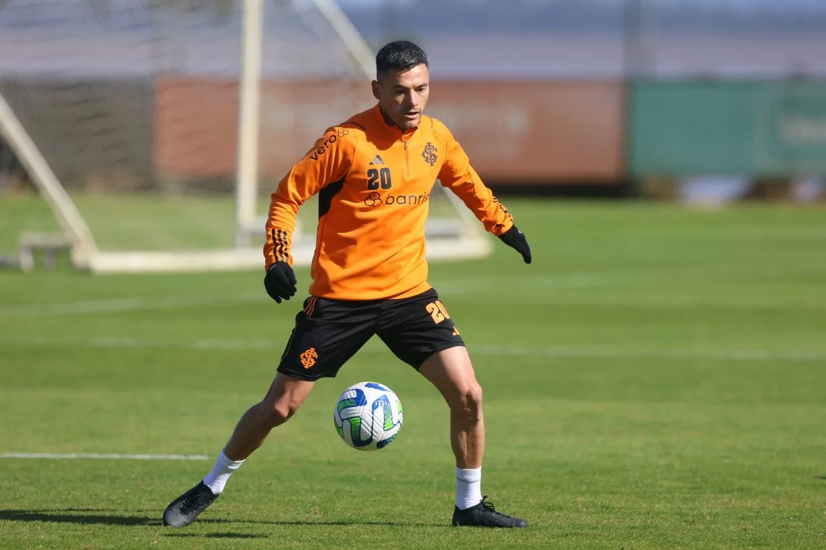 Aránguiz será muito usado por Coudet no Inter