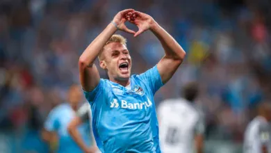 Ronald vive "estreia dos sonhos" e espera ter longa sequência no Grêmio: "Clube que eu amo" Ronald brilhou pelo Grêmio de Renato e Suárez