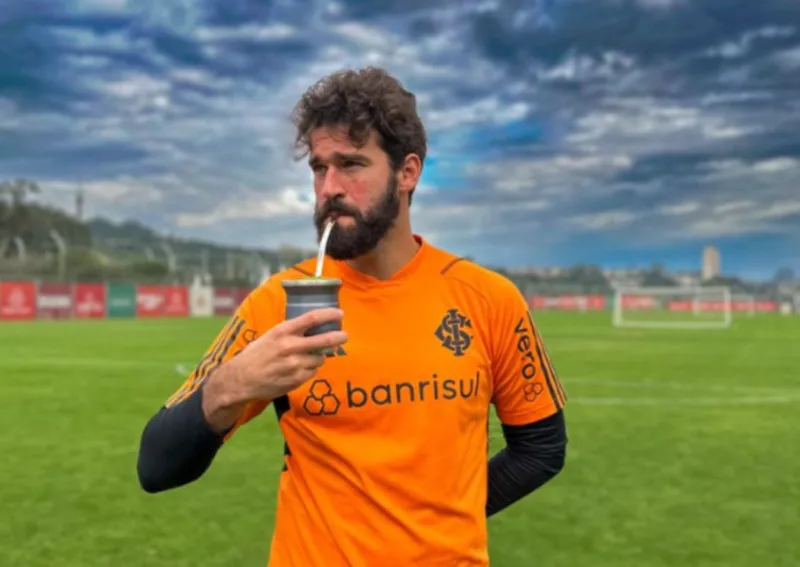 Após recente visita ao Inter, Alisson avalia impacto de Ancelotti: "Gera mudança" Alisson no Inter