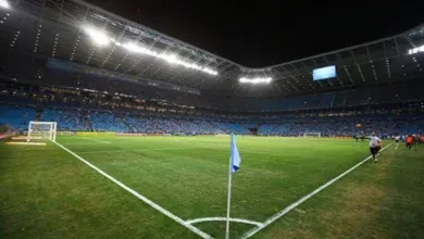 Arena do Grêmio inova com modernização inédita e inicia instalação de novos refletores de LED Arena do Grêmio, vista da bandeirinha de escanteio e ao fundo luminárias de LED