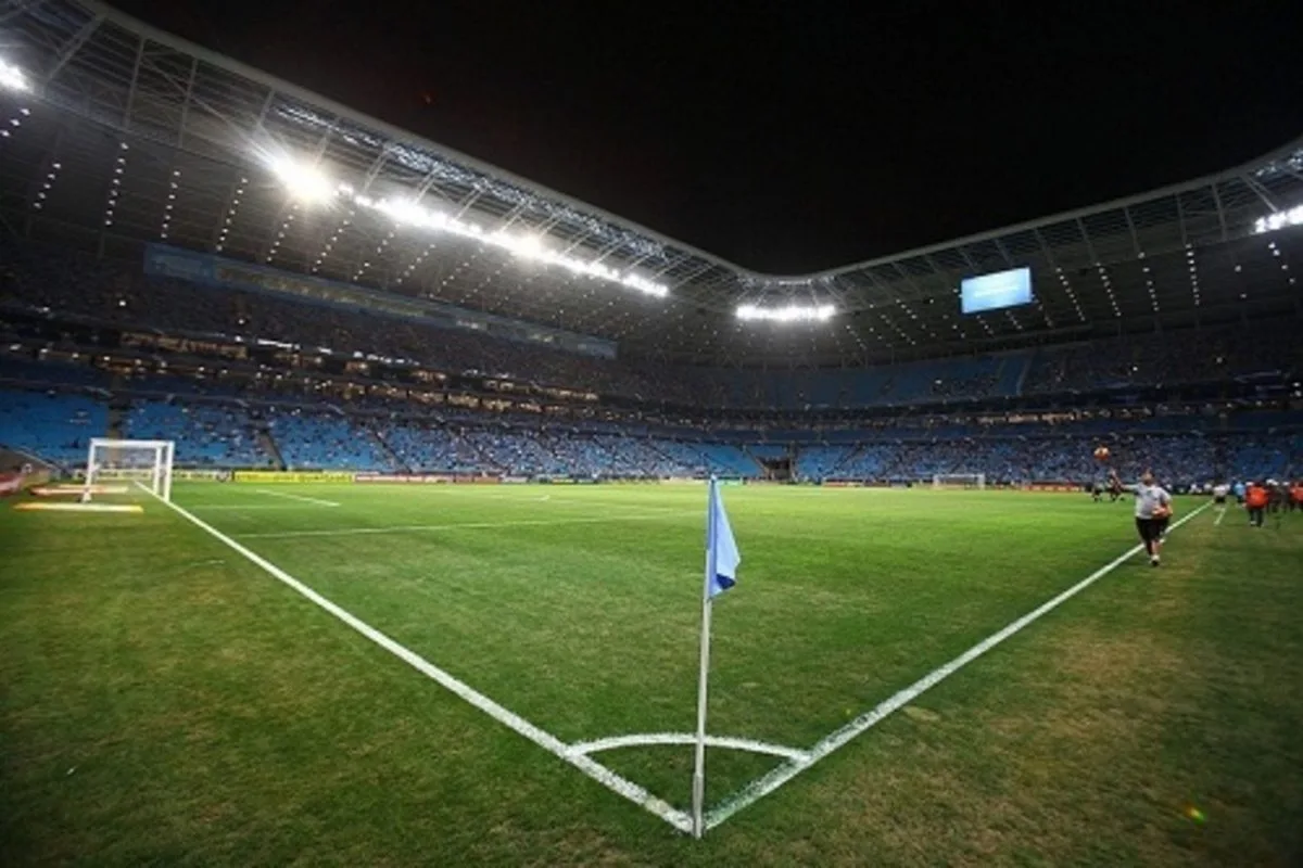 Arena do Grêmio, vista da bandeirinha de escanteio e ao fundo luminárias de LED