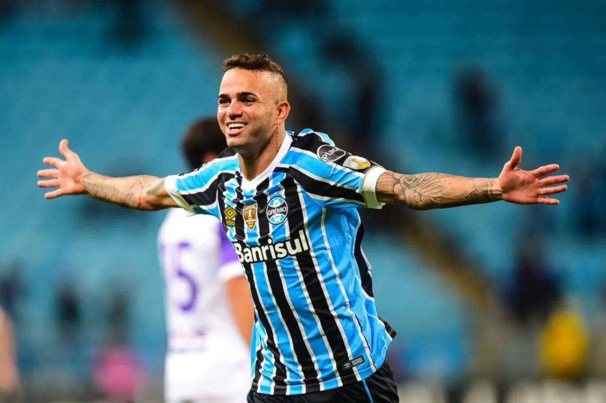 Luan fala pela primeira vez desde a volta ao Grêmio e promete "trabalho" para retribuir carinho Luan pode voltar ao Grêmio a pedido de Renato