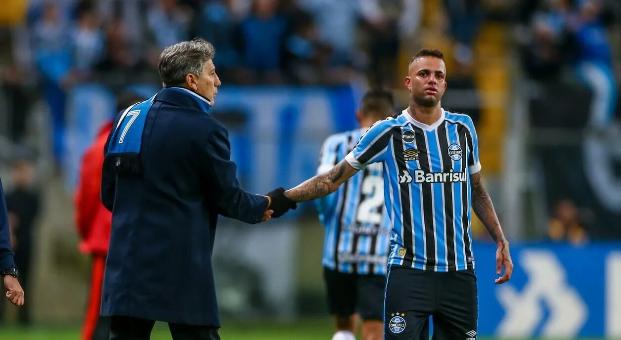Renato ao lado de Luan no Grêmio