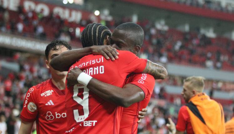 Luiz Adriano e Enner Valencia