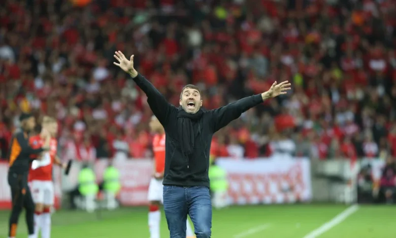 Coudet busca primeira vitória em Gre-Nal e Renato repercute retrospecto do argentino: "Faz parte" Coudet treinando o Inter