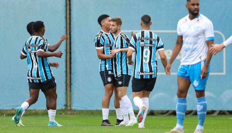 Gustavinho pelo Grêmio