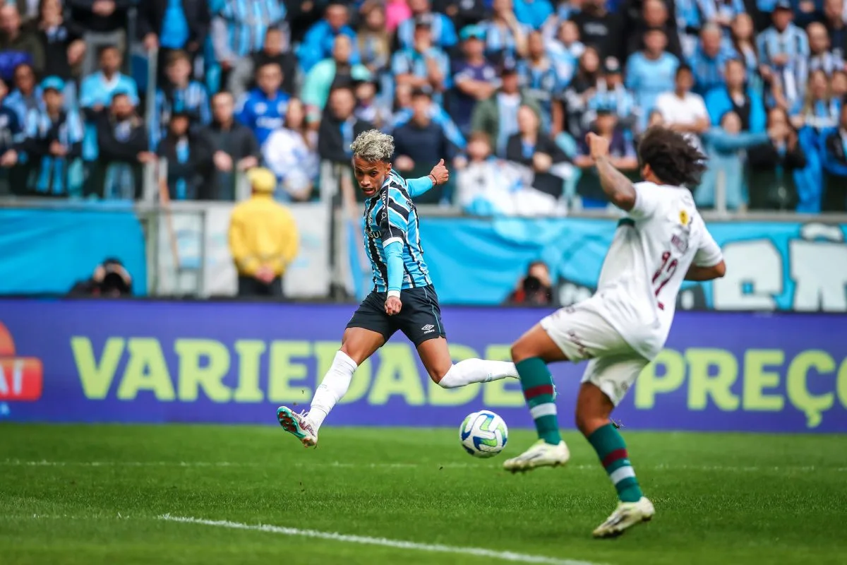 Presidente do Fluminense ironiza arbitragem após derrota para o Grêmio: "Desligaram o VAR" Grêmio venceu o Fluminense