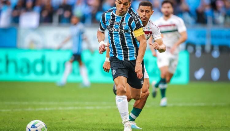 Suárez pelo Grêmio contra o Fluminense