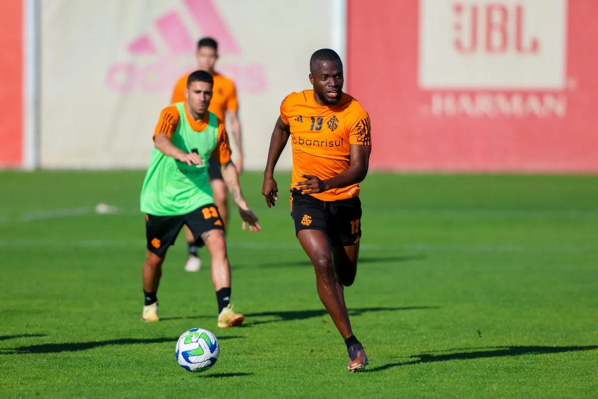 Em busca do primeiro gol no Brasileirão, Enner Valencia capricha em lance durante treino; veja Enner Valencia em treino do Inter