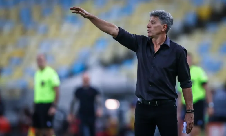 Jornalista critica possível mudança tática de Renato e sugere três volantes: "Não considero ruim" Renato comandando o Grêmio