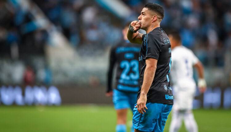 Suárez comemora gol pelo Grêmio