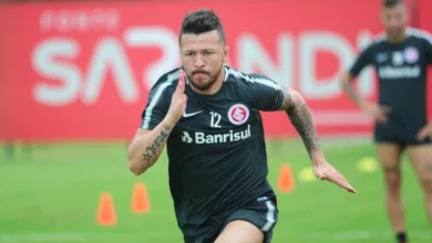 Antes de pegar o Grêmio, Vasco confirma contratação de Rossi, ex-Inter: "Vamos sair dessa" Rossi é do Vasco, que pega o Grêmio