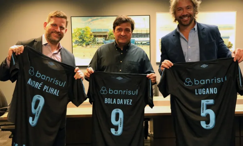 Suárez grava entrevista para programa e Grêmio presenteia apresentadores com nova camisa Suárez