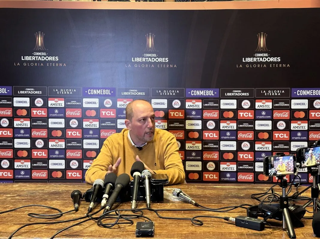 Presidente do Inter critica oposição e tranquiliza torcida: "O clube não está quebrado" Alessandro Barcellos falou de Coudet no Inter em coletiva na Argentina