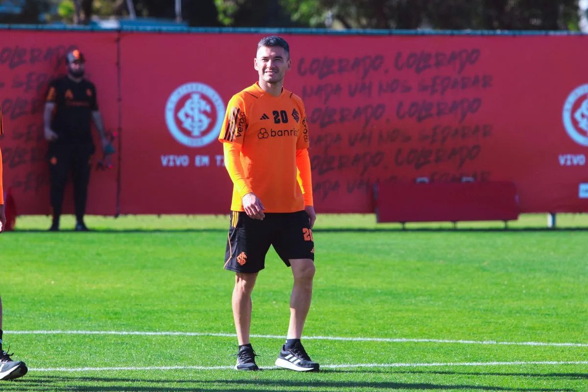 Aránguiz é titular do Inter