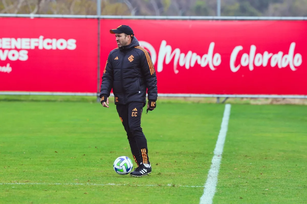 Coudet dá a sua versão sobre atrito entre Luiz Adriano e Enner Valencia e fala de terça: "Estou ansioso" Coudet pelo Inter