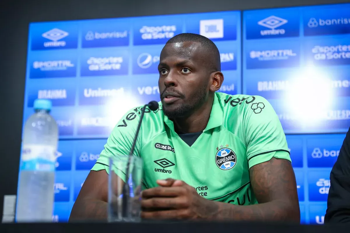 Caíque lembra de colega da época de Ypiranga e dá camisa do Grêmio de presente: "Na torcida" Caíque reforça o Grêmio