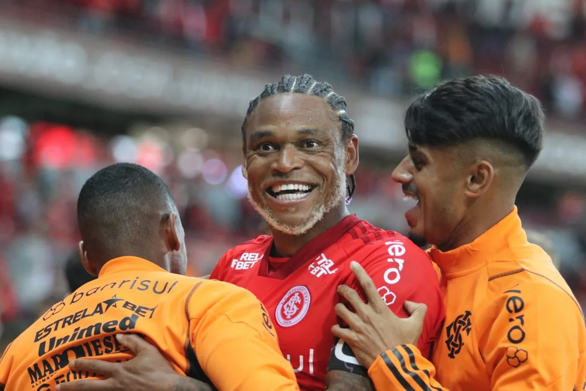 Novo vídeo mostra o início do desentendimento entre Enner Valencia e Luiz Adriano no Beira-Rio Enner Valencia e Luiz Adriano no Inter