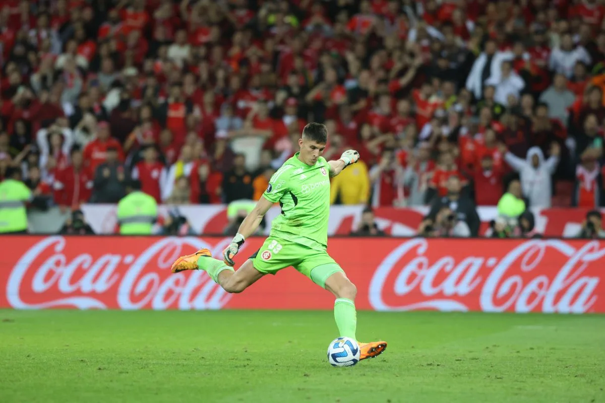 "Se não defendo, faço": Rochet diz que bateu três pênaltis na véspera do jogo e errou dois Rochet brilhou pelo Inter