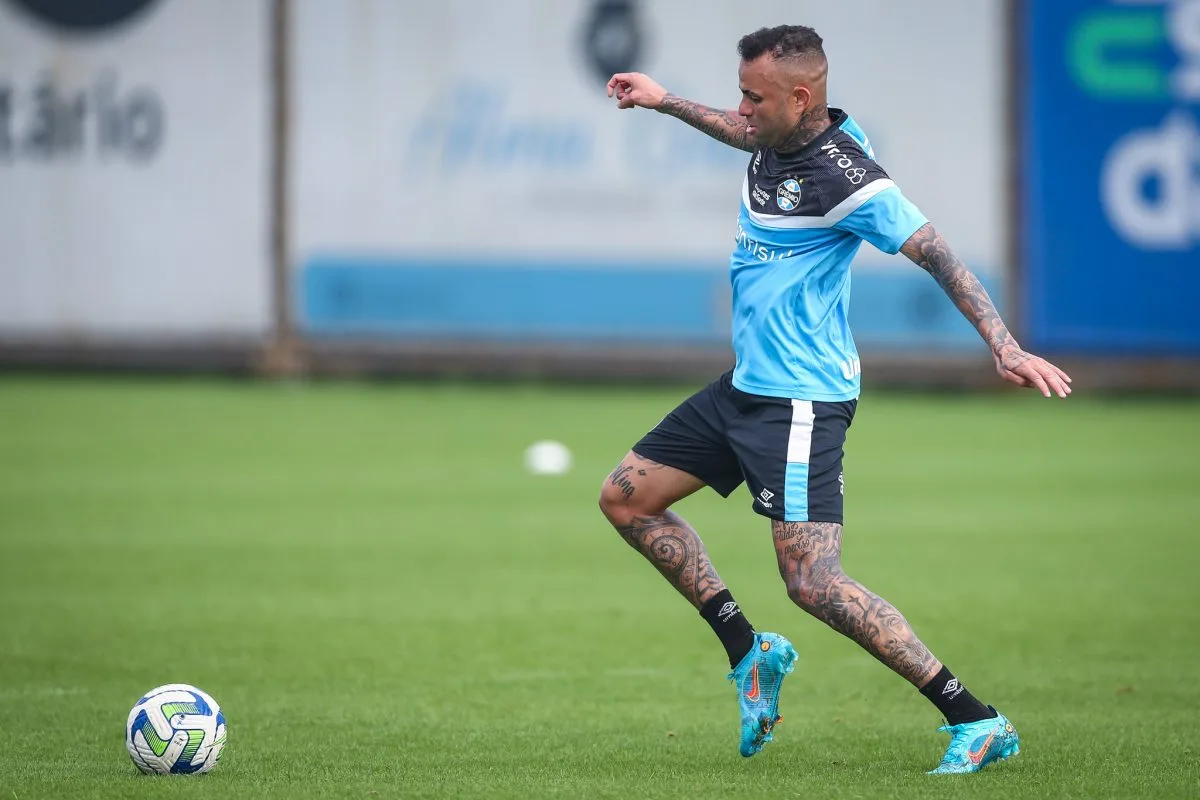 "Quem foi rei...": Grêmio destaca belo gol de Luan em treino na reapresentação do elenco Luan treinando pelo Grêmio