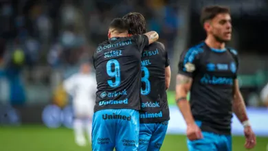 Suárez com Geromel pelo Grêmio