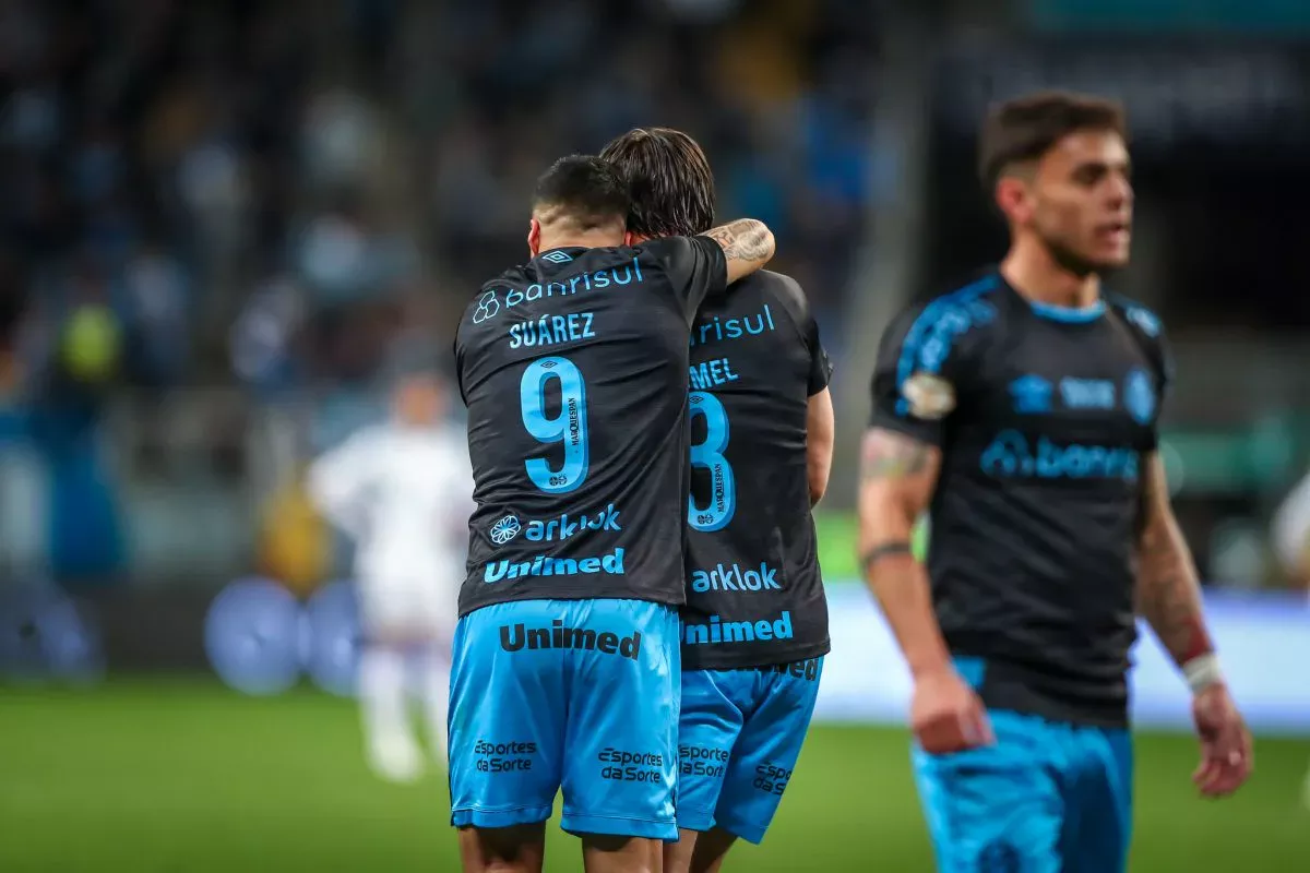 Suárez com Geromel pelo Grêmio