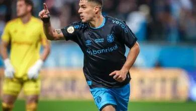 Em post na web, Suárez brinca sobre números que já atingiu com a camisa do Grêmio Suárez pelo Grêmio