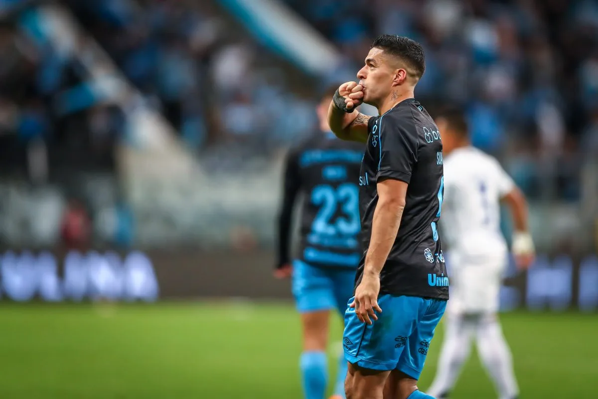 Suárez define Renato em uma palavra e escolhe Fabrício Bruno como zagueiro mais difícil no Brasil Suárez comemora gol pelo Grêmio