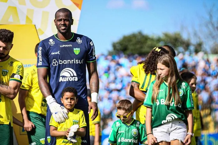 Após Caíque dizer que dormia no chão, presidente do Ypiranga rebate: "Poderia ter pedido colchão" CAÍQUE GRÊMIO