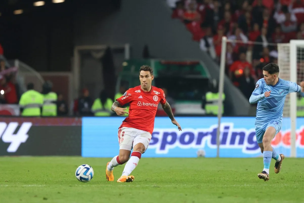 Inter não leva Hugo Mallo e deixa outros dois titulares de fora do jogo contra o Athletico; veja lista Coudet tem mantido Mallo de titular no Inter