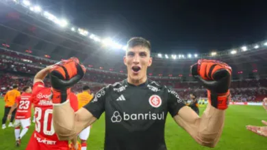 Vídeo - Rochet defende pênalti, tem nome cantado pela torcida do Inter e se emociona Rochet pelo Inter