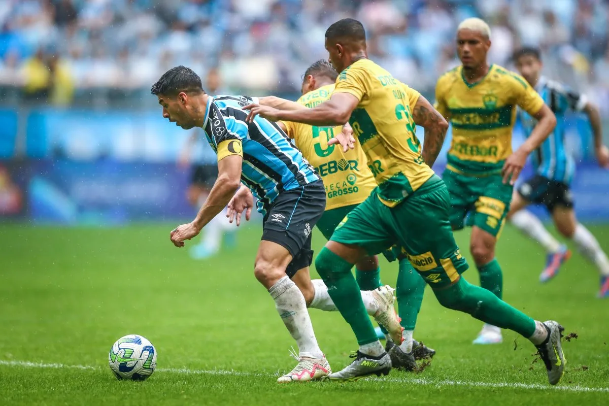 Grêmio compartilha vídeo de lance de Suárez e lamenta no Twitter: "O 8° pecado capital" Grêmio tem Suárez