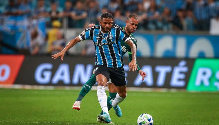 Reinaldo em ação pelo Grêmio