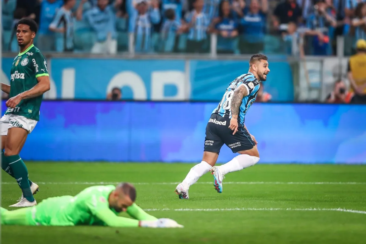 João Pedro abre o jogo sobre disputa com Fábio no Grêmio e elogia Renato: "Excelente treinador" Grêmio