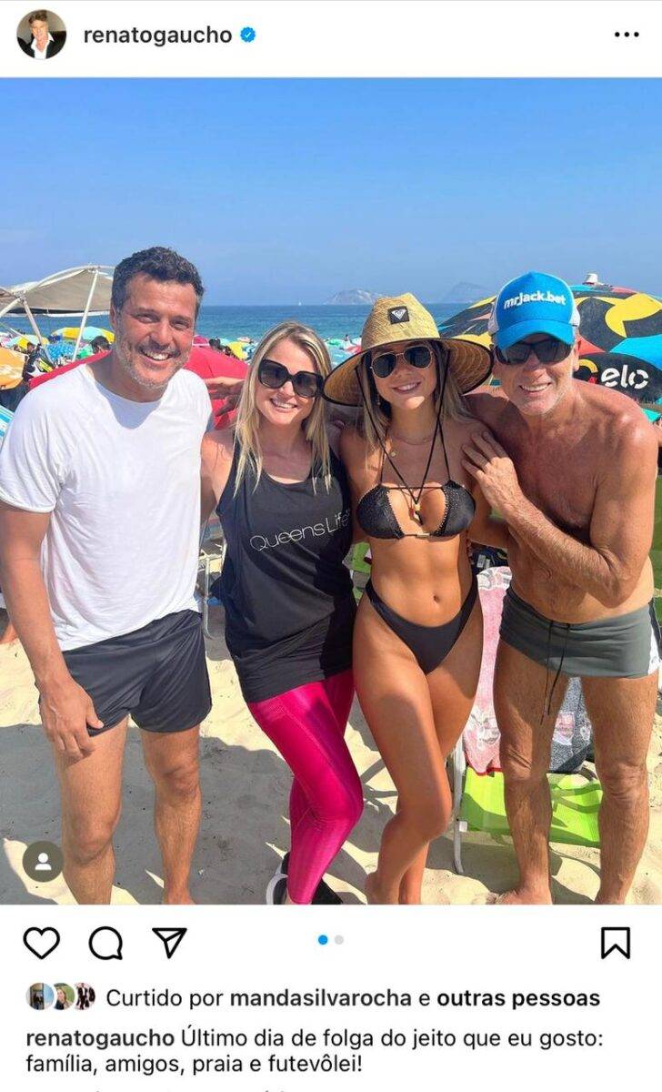 Renato encontra ex-goleiro do Flamengo e curte último dia de folga na praia: "Do jeito que eu gosto"