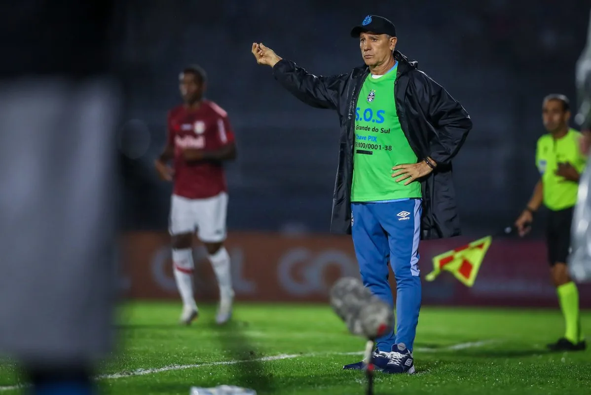 Direção do Grêmio tenta evitar crise e não deve nem aplicar multa em Renato, diz site Renato insatisfeito com o desempenho do Grêmio diante do Bragantino