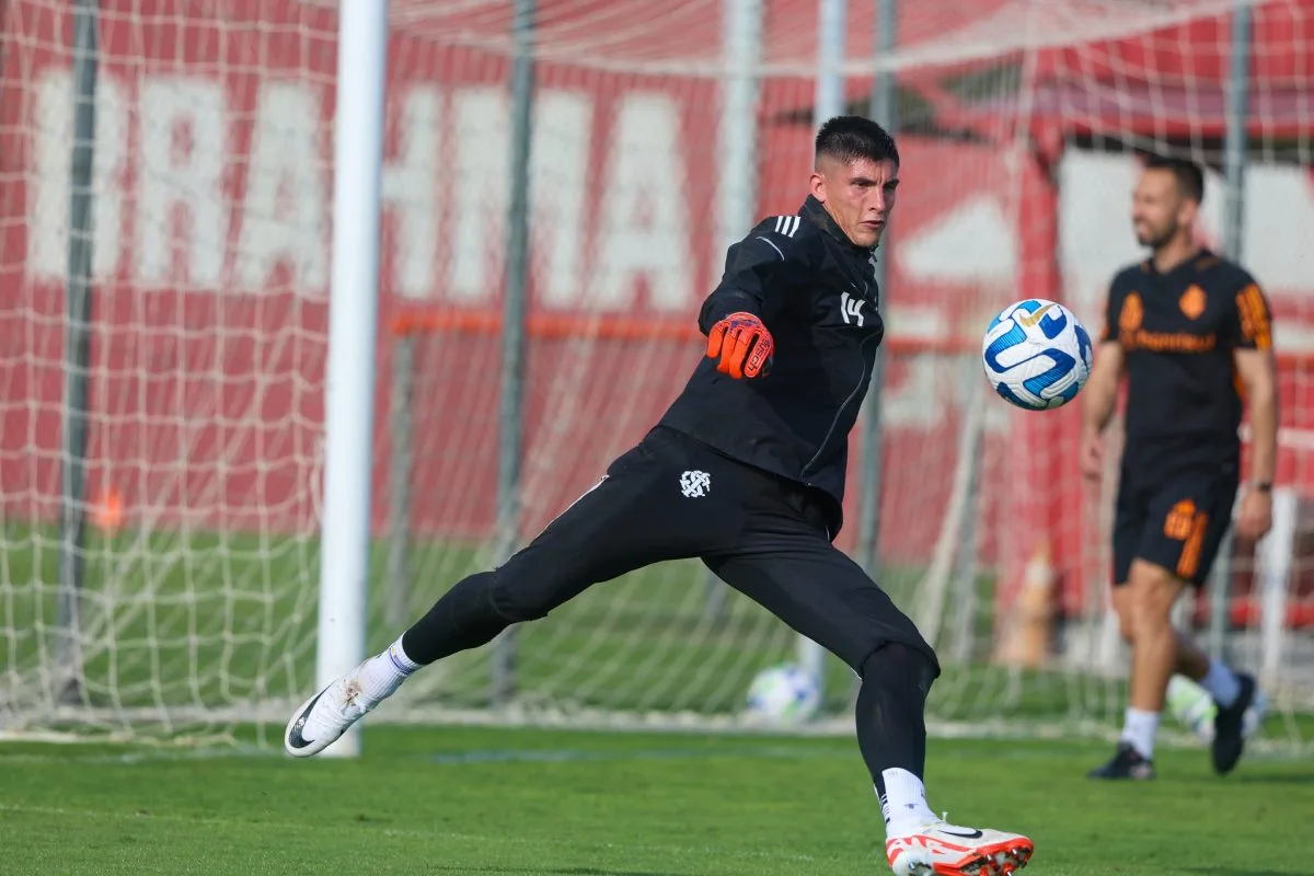 Rochet sofreu fissura na costela em treinamento da semana e pediu para atuar no Gre-Nal Rochet pelo Inter