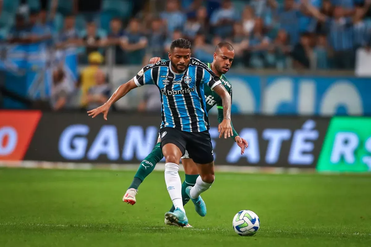 Reinaldo perde prestígio no Grêmio e direção cogita tentar lateral-esquerdo do Palmeiras Reinaldo em ação pelo Grêmio