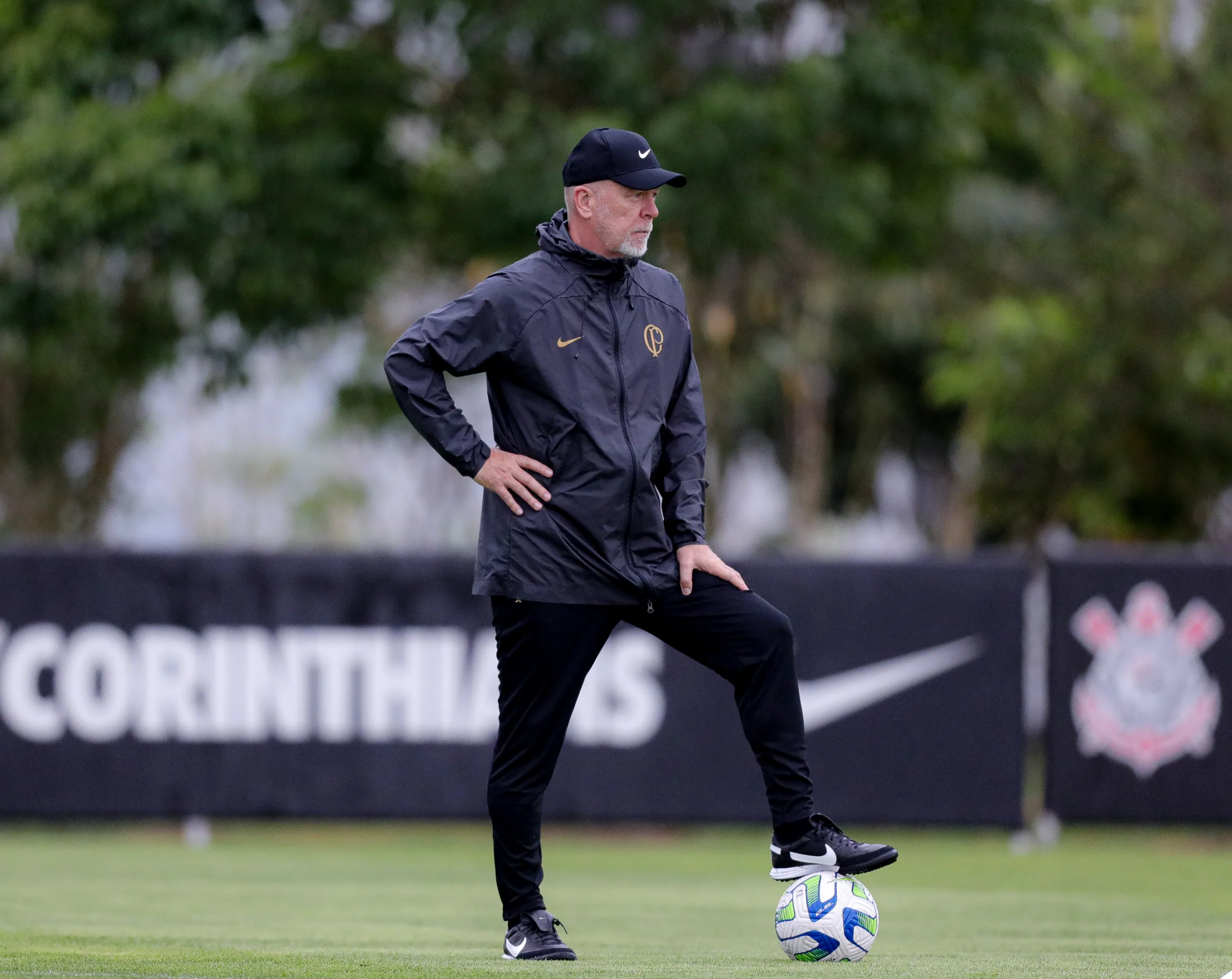 Perto do acerto, Mano Menezes sofreu duras críticas recentes de ex-centroavante do Grêmio Mano Menezes estava no Inter e agora está no Corinthians