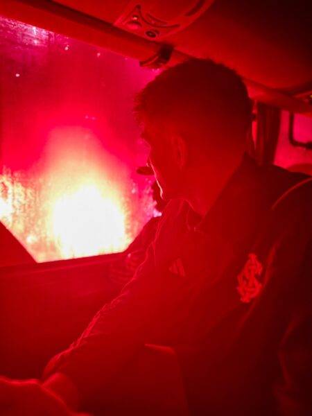 Inter divulga imagens dos jogadores acompanhando "Ruas de Fogo" de dentro do ônibus