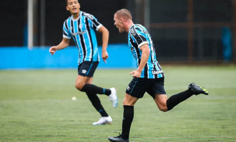 Mila faz golaço pelo time sub-20 do Grêmio, mas sai com suspeita de grave lesão; assista Mila fez gol pelo Grêmio sub-20